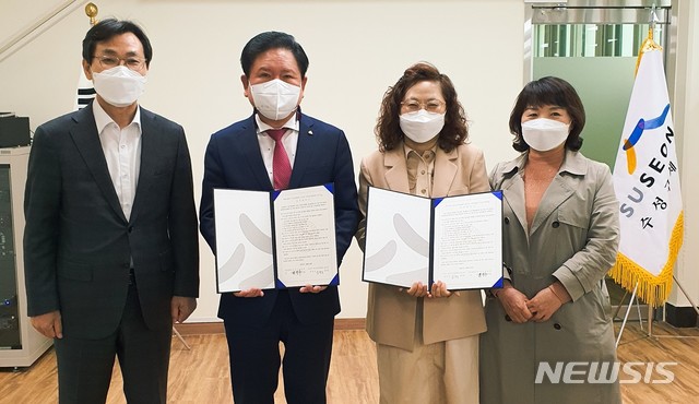 [대구=뉴시스]김정화 기자 = 대구 수성구 청소년지원센터 꿈드림은 수성구체육회와 청소년들의 스포츠 활동 지원을 위한 업무협약을 체결했다. (사진 = 대구시 수성구 제공) 2021.04.17. photo@newsis.com