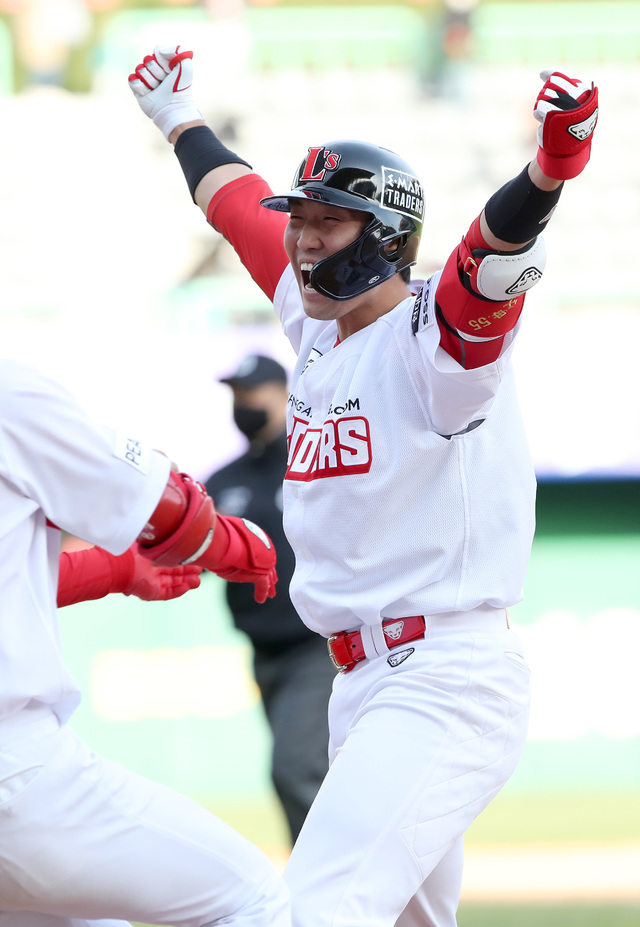 [서울=뉴시스] SSG 랜더스의 이흥련이 17일 인천 SSG랜더스필드에서 열린 KIA 타이거즈와의 경기에서 연장 10회말 끝내기 안타를 때려낸 뒤 기뻐하고 있다. (사진 = SSG 랜더스 제공) *재판매 및 DB 금지