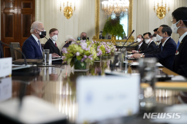 [워싱턴=AP/뉴시스]조 바이든 미국 대통령과 스가 요시히데 일본 총리가 16일(현지시간) 워싱턴DC 백악관 국빈만찬실에서 회담하고 있다. 이번 회담은 바이든 대통령 취임 이후 첫 대면 정상회담이다. 2021.04.17. 