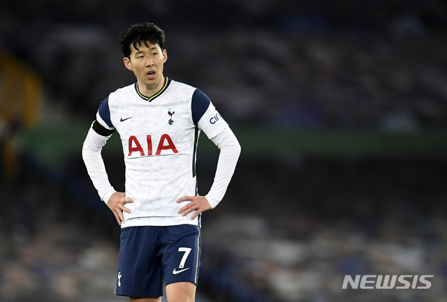 [리버풀=AP/뉴시스]토트넘 손흥민이 16일(현지시간) 영국 리버풀의 구디슨파크에서 열린 에버턴과의 2020-21 잉글랜드 프리미어리그(EPL) 32라운드에 선발 출전해 경기하고 있다. 풀타임을 소화한 손흥민은 공격 포인트를 올리지 못했으며 해리 케인이 2골을 넣으며 활약했으나 팀은 2-2로 비겼다. 2021.04.17.