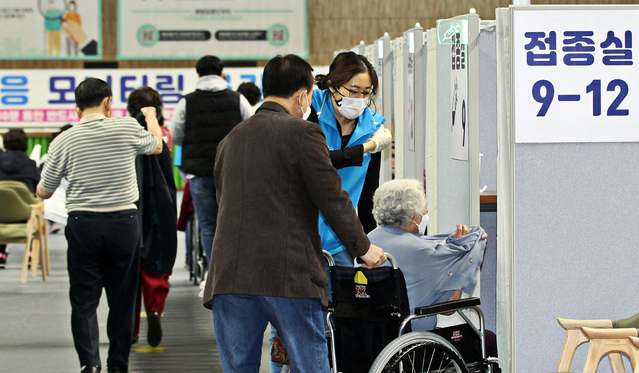 [서울=뉴시스]김명원 기자 = 17일 오전 서울 동작구 사당종합체육관에 마련된 코로나19 접종센터에서 직원안내에 따라 어르신들이 화이자 백신 접종실로 들어가고 있다. (사진=동작구청 제공) 2021.04.17. photo@newsis.com