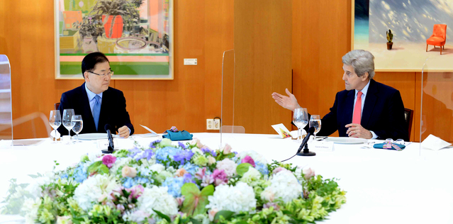 [서울=뉴시스]김명원 기자 = 정의용 외교부 장관이 17일 오후 서울 한남동 외교장관 공관에서 방한 중인 존 케리(John F. Kerry) 미국 대통령 기후특사를 초청해 만찬을 가졌다. (사진=외교부 제공) 2021.04.17. photo@newsis.com *재판매 및 DB 금지