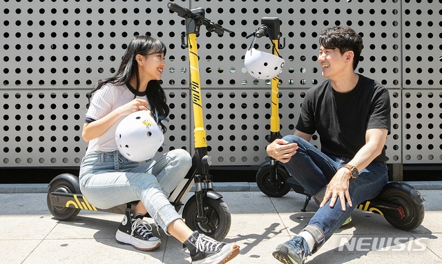 [서울=뉴시스]국내 공유 전동킥보드 업체 씽씽이 최근 1년간 자사 데이터를 활용해 공개한 국내 공유 킥보드 이용 현황에 따르면 3040세대(30대 21.4%·40대 20.1%) 사용자가 전체의 40% 이상을 차지한 것으로 나타났다. (사진= 씽씽 제공) 2021.04.18