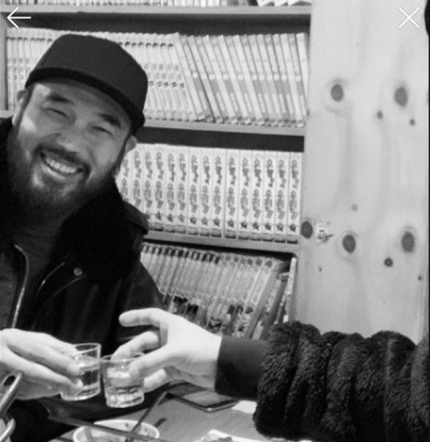 [서울=뉴시스] 술잔 기울이는 고(故) 이현배 (사진 출처=최자 인스타그램) 2021.04.18.. photo@newsis.com 