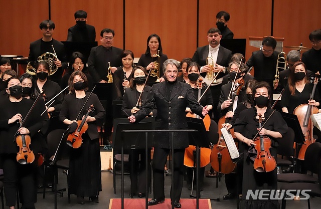 [대구=뉴시스]이지연 기자 = 지난달 2일 북구어울아트센터 공연 모습. (사진=대구시립교향악단 제공) 2021.04.18. photo@newsis.com