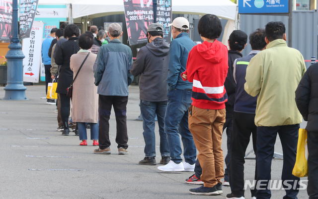 [서울=뉴시스]배훈식 기자 = 18일 오전 서울 중구 서울역 광장에 마련된 임시 선별검사소에서 검사를 받으려는 시민들이 차례를 기다리고 있다. 2021.04.18. dahora83@newsis.com
