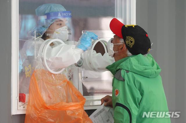 [서울=뉴시스]배훈식 기자 = 18일 오전 서울 중구 서울역 광장에 마련된 임시 선별검사소에서 한 시민이 검사를 받고 있다. 2021.04.18. dahora83@newsis.com