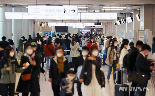 [서울=뉴시스]고승민 기자 = 지난 18일 서울 김포국제공항 국내선 청사에서 시민들이 탑승수속을 밟고 있다. 2021.04.18. kkssmm99@newsis.com