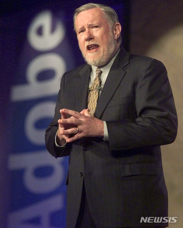 [로스알토스( 미 캘리포니아주)= AP/뉴시스] 어도비 공동창업자 찰스 "척" 게슈케 박사가 1999년 6월 24일 뉴욕에서 열린 PC엑스포에서 기조연설을 하는 모습( AP 자료사진).&nbsp; 