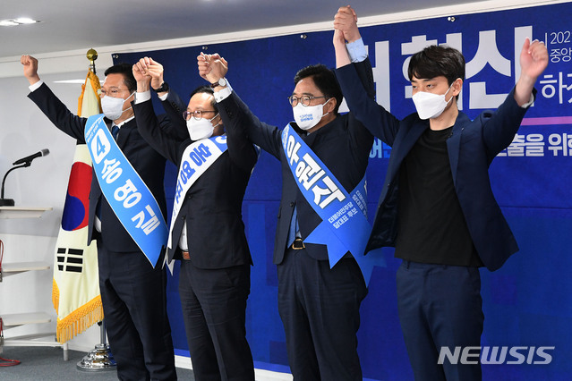 [서울=뉴시스]국회사진기자단 = 송영길(왼쪽부터), 홍영표, 우원식, 정한도 더불어민주당 당대표 후보자가 18일 오전 서울 여의도 중앙당사에서 열린 당대표 후보자 선출을 위한 예비경선대회에서 기념촬영을 하고 있다. 2021.04.18. photo@newsis.com