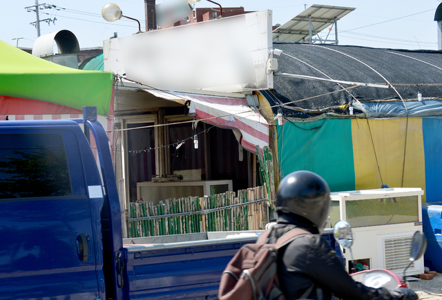 [담양=뉴시스] 김혜인 기자 = 18일 오전 코로나19 확진판정을 받은 정당 연락사무소 관계자들이 다녀간 전남 담양군 담양읍 소재 식당문이 잠겨있다. 2021.04.18.hyein0342@newsis.com 