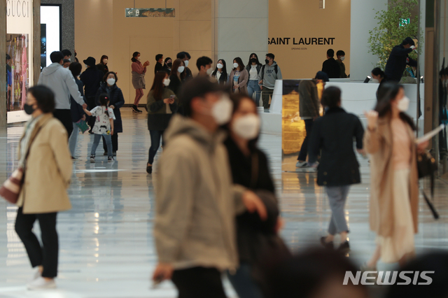 [서울=뉴시스]이윤청 기자 = 18일 서울 여의도 더현대 서울에서 시민들이 휴일을 보내고 있다. 2021.04.18. radiohead@newsis.com