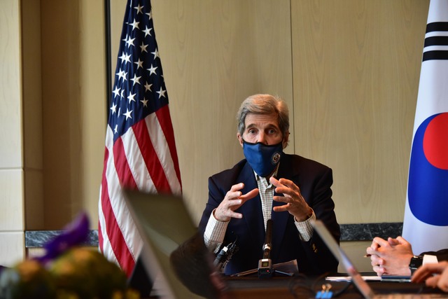[서울=뉴시스]고범준 기자 = 존 케리 미국 대통령 기후특사가 18일 오전 서울 시내의 한 호텔에서 열린 내외신 기자회견에서 발언을 하고 있다. (사진=주한미국대사관 제공) 2021.04.18. photo@newsis.com