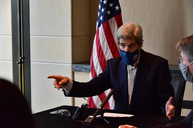 [서울=뉴시스]고범준 기자 = 존 케리 미국 대통령 기후특사가 방한 기간인 지난 4월18일 서울 시내의 한 호텔에서 내외신 기자회견을 하고 있다. (사진=주한미국대사관 제공) 2021.05.19. photo@newsis.com *재판매 및 DB 금지