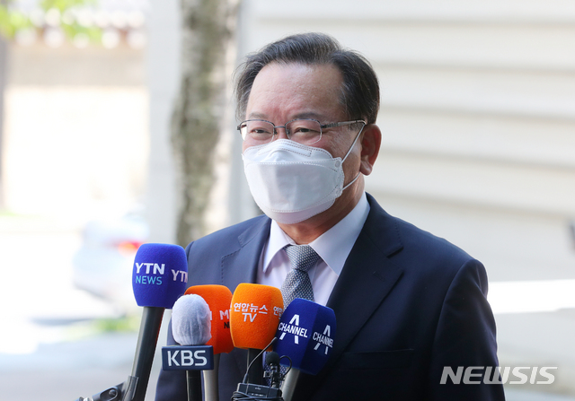 [서울=뉴시스]배훈식 기자 = 김부겸 국무총리 후보자가 18일 오후 서울 종로구 금융감독원 연수원 청문회 준비 사무실로 출근하며 발언하고 있다. 2021.04.18. dahora83@newsis.com