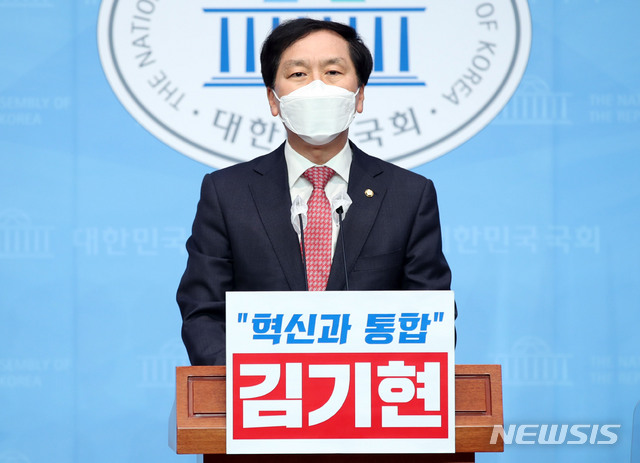 [서울=뉴시스]김진아 기자 = 김기현 국민의힘 의원이 18일 오후 서울 여의도 국회 소통관에서 '국민의힘 원내대표 출마선언'을 하고 있다. 2021.04.18. bluesoda@newsis.com