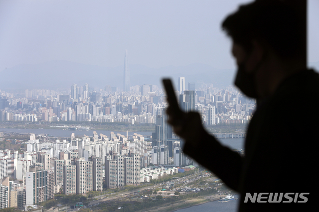 [서울=뉴시스]이윤청 기자 = 오세훈 서울시장 취임 이후 서울 아파트값이 다시 상승폭을 키우고 있는 18일 서울 여의도 63빌딩 전망대에서 서울 시내 아파트 단지들이 보이고 있다. 2021.04.18. radiohead@newsis.com
