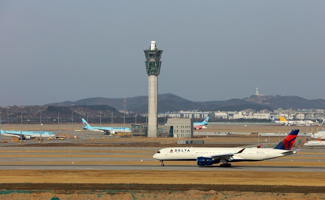 [서울=뉴시스]미국 델타항공 여객기가 인천공항에서 이동하는 모습.(사진=인천국제공항공사 제공) 2024.09.30. photo@newsis.com *재판매 및 DB 금지