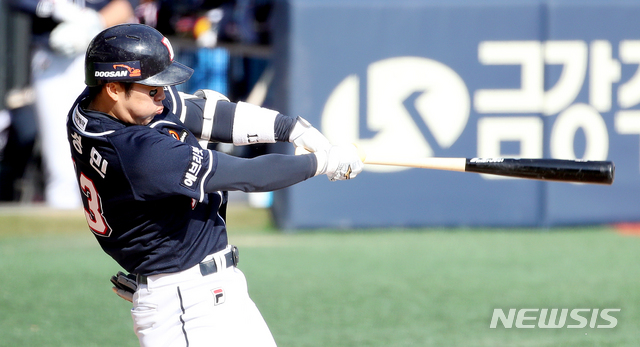 [서울=뉴시스]김병문 기자 = 18일 오후 서울 송파구 잠실야구장에서 열린 2021 신한은행 SOL KBO리그 LG 트윈스와 두산 베어스의 경기, 5회초 1사 만루 상황 두산 허경민이 2타점 적시타를 치고 있다. 2021.04.18. dadazon@newsis.com