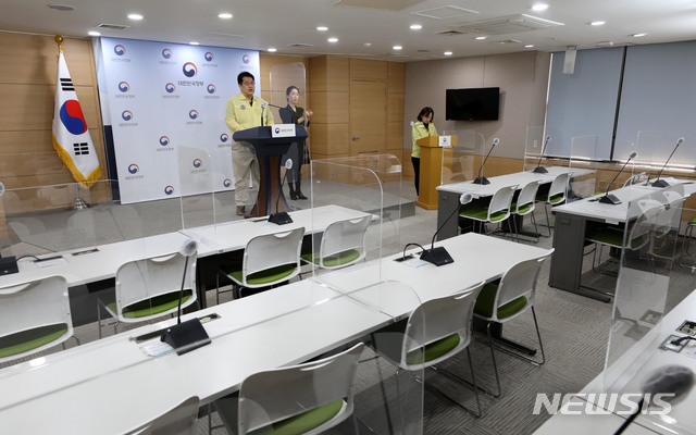 [서울=뉴시스]고범준 기자 = 손영래 중앙사고수습본부 사회전략반장이 18일 오후 서울 종로구 정부서울청사 브리핑룸에서 코로나19 대응 현황 등 정례브리핑을 하고 있다. 2021.04.18. bjko@newsis.com