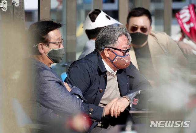 [서울=뉴시스]김병문 기자 = 야구 올림픽대표팀 김경문(왼쪽 두번째) 감독이 18일 오후 서울 송파구 잠실야구장에서 코치들과 2021 신한은행 SOL KBO리그 LG 트윈스와 두산 베어스의 경기를 관람하고 있다. 2021.04.18. dadazon@newsis.com