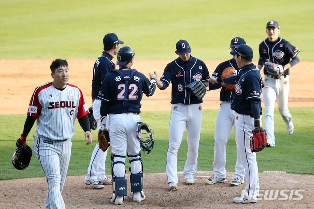 [서울=뉴시스]김병문 기자 = 18일 오후 서울 송파구 잠실야구장에서 열린 2021 신한은행 SOL KBO리그 LG 트윈스와 두산 베어스의 경기, 9대1로 승리를 거둔 두산 선수들이 기뻐하고 있다. 2021.04.18. dadazon@newsis.com