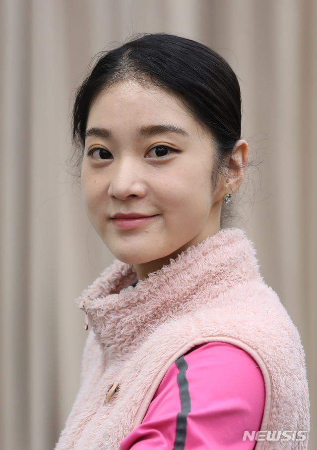 [서울=뉴시스] 고승민 기자 = 국립발레단의 '라 바야데르'에 출연하는 무용수 박예은이 지난 13일 서울 예술의전당 국립예술단체 연습동에서 뉴시스와 인터뷰를 하기 전 포즈를 취하고 있다. 2021.04.19. kkssmm99@newsis.com