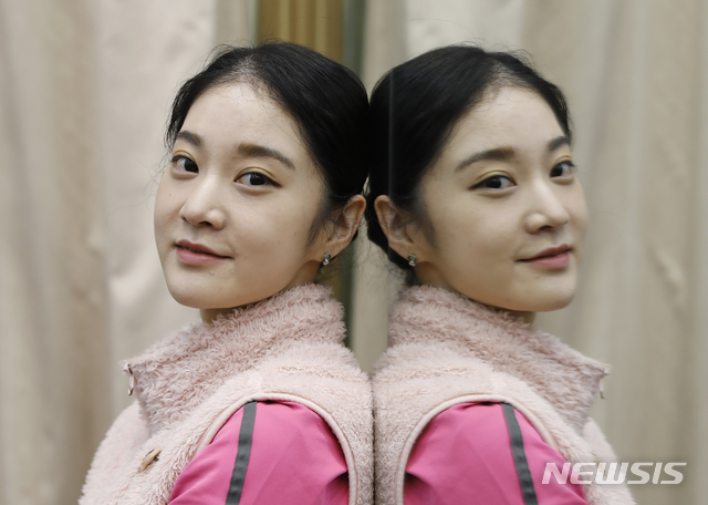 [서울=뉴시스] 고승민 기자 = 국립발레단의 '라 바야데르'에 출연하는 무용수 박예은이 지난 13일 서울 예술의전당 국립예술단체 연습동에서 뉴시스와 인터뷰를 하기 전 포즈를 취하고 있다. 2021.04.19. kkssmm99@newsis.com