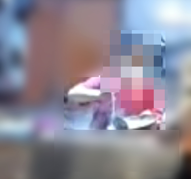 [부산=뉴시스]부산의 한 식당에서 손님이 데워달라고 요구한 어묵탕을 육수통에 넣고 토렴했다는 주장을 제기한 유명 커뮤티니 사이트 글에 첨부된 동영상 캡처 추정 사진. (사진=해당 커뮤니티 캡처) *재판매 및 DB 금지