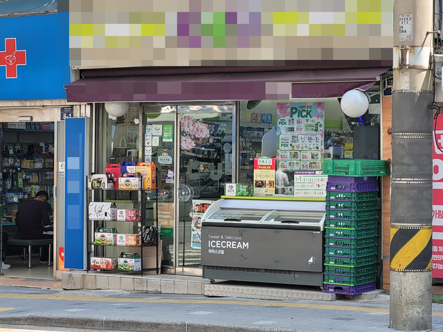 [서울=뉴시스]정유선기자= 서울 시내 한 편의점 출입구 앞에 턱이 있는 모습. 2021. 4. 19.&nbsp; *재판매 및 DB 금지