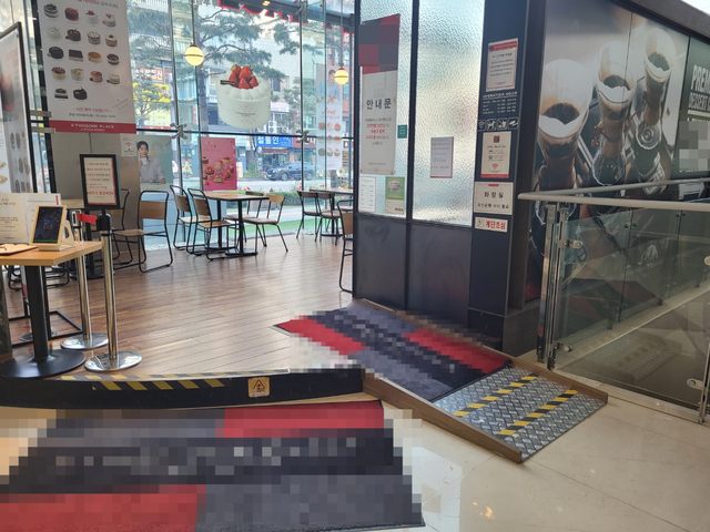 [서울=뉴시스]정유선기자=서울 시내 한 카페 출입구에 계단과 경사로가 함께 설치되어있는 모습. 2021. 4. 19. *재판매 및 DB 금지