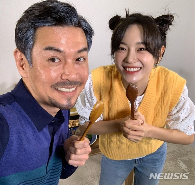 [서울=뉴시스] 김세정 '꼰대희' 촬영. 사진 = 김세정 인스타그램. 2021.4.19. photo@newsis.com