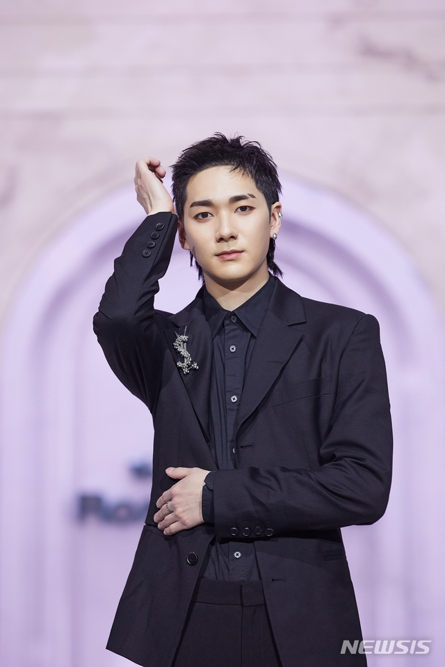 [서울=뉴시스]뉴이스트의 아론. (사진=플레디스엔터테인먼트 제공) 2021.04.19. photo@newsis.com
