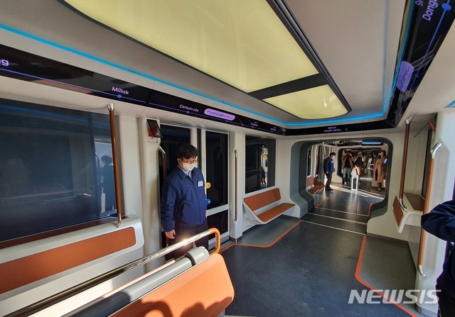 [창원=뉴시스]현대로템이 19일 공개한 'K-수소트램 컨셉카' 내부 모습. 2021.04.19.(사진=고은결 기자)