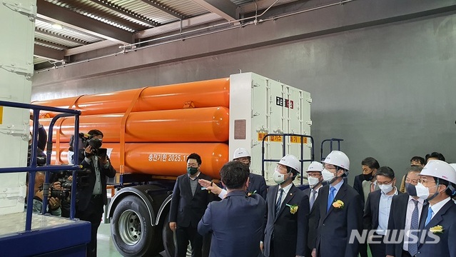 [창원=뉴시스]성윤모 산업통상자원부 장관 등이 19일 창원수소생산기지 준공식에서 시설에 대한 설명을 듣고 있다. 2021.04.19.(사진=고은결 기자)