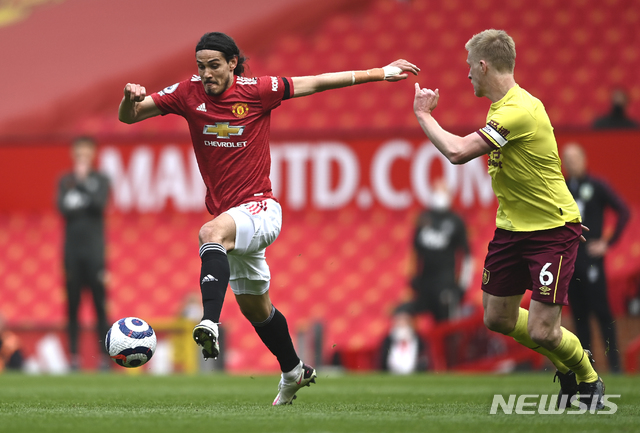 [맨체스터(영국)=AP/뉴시스]18일 영국 맨체스터의 올드 트래포드 구장에서 맨체스터 유나이티드와 번리의 프리미어 리그 경기가 열리고 있다. 유럽축구연맹(UEFA)의 챔피언스 리그에서 탈퇴, 새로운 유럽 슈퍼리그 창설을 공식 발표한 영국과 스페인, 이탈리아의 12개 명문 구단은 19일 자신들의 챔피언스 리그 탈퇴와 슈퍼리그 출범을 막기 위한 국제축구연맹(FIFA)과 UEFA의 행동을 저지하기 위한 법적 조치들에 이미 들어갔다고 밝혔다.2021.4.19