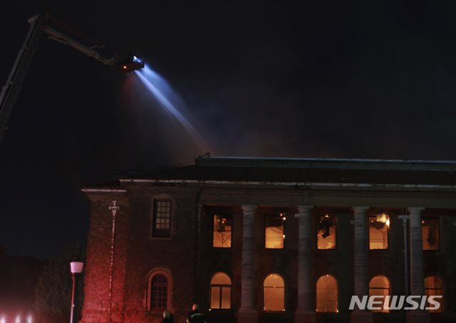 [ 케이프타운= AP/뉴시스] 4월18일 발생한 남아공 케이프타운의 테이블마운틴 산불이 오랜 문화재와 주택들을 태우고 근처의 케이프타운 대학교 캠퍼스로 옮겨 붙고 있다. 