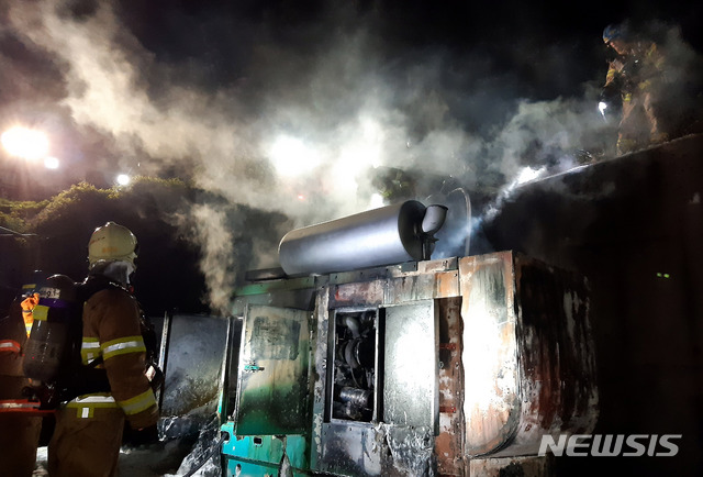 [인천공항=뉴시스]홍찬선 기자 = 인천영종소방서 소방관들이 지난 18일 오후 발생한 인천 중구 스카이72 골프 클럽의 화재를 진압하고 있다. (사진=인천 영종소방서 제공) 2021.04.19.photo@newsis.com