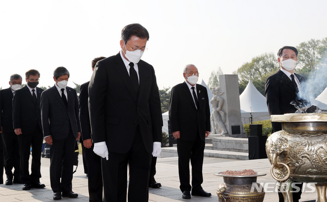 [서울=뉴시스]박영태 기자 = 문재인 대통령이 19일 오전 서울 강북구 국립 4.19 민주묘지 기념탑에서 헌화 분향 후 묵념하고 있다. 2021.04.19. since1999@newsis.com