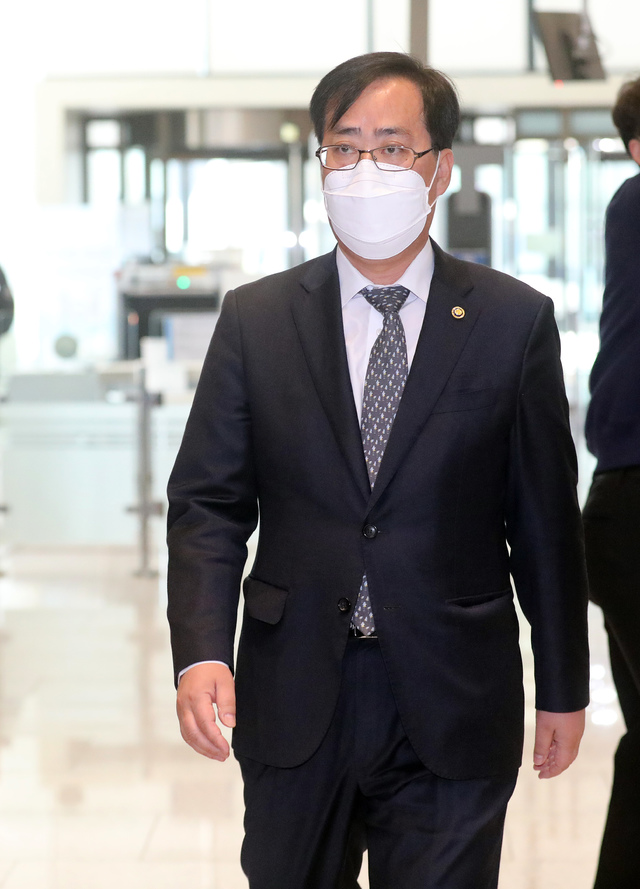 [세종=뉴시스]강종민 기자 = 박준영 해양수산부 장관 후보자(현 차관)가 19일 오전 정부세종청사에 출근하고 있다. 2021.04.19.&nbsp; ppkjm@newsis.com