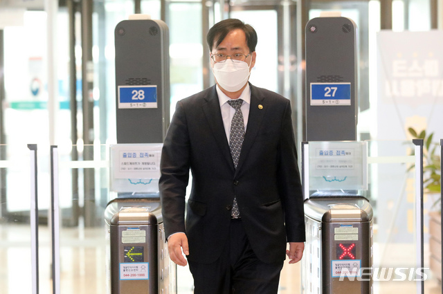 [세종=뉴시스]강종민 기자 = 박준영 해양수산부 장관 후보자(현 차관)가 19일 오전 정부세종청사에 출근하고 있다. 2021.04.19. ppkjm@newsis.com