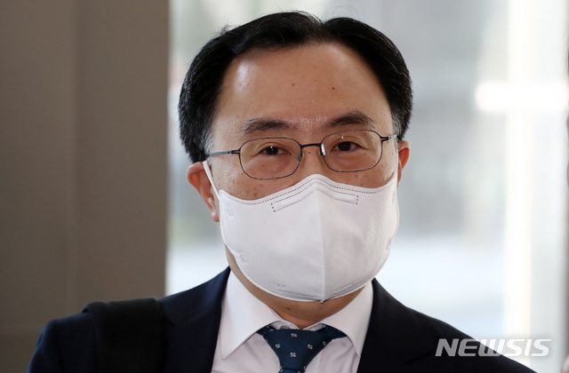 [서울=뉴시스]이영환 기자 = 문승욱 산업통상자원부 장관 후보자가 19일 오전 서울 강남구 한국기술센터에 마련된 청문회 준비 사무실로 출근하며 취재진의 질문에 답하고 있다. 2021.04.19. 20hwan@newsis.com