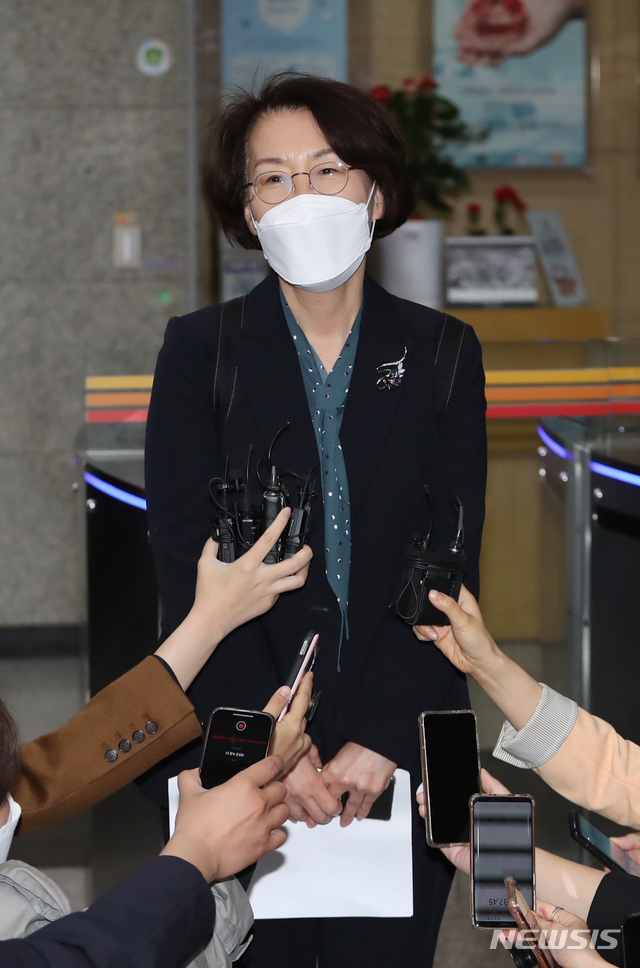 [서울=뉴시스]고승민 기자 = 임혜숙 과학기술정보통신부 장관 후보자가 19일 인사청문회 준비 사무실이 마련된 서울 광화문우체국 빌딩으로 출근하며 취재진 질문에 답하고 있다. 2021.4.19. kkssmm99@newsis.com