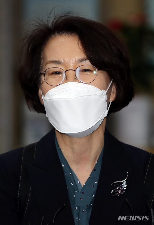 [서울=뉴시스]고승민 기자 = 임혜숙 과학기술정보통신부 장관 후보자가 19일 인사청문회 준비 사무실이 마련된 서울 광화문우체국 빌딩으로 출근하며 취재진 질문에 답하고 있다. 2021.4.19. kkssmm99@newsis.com