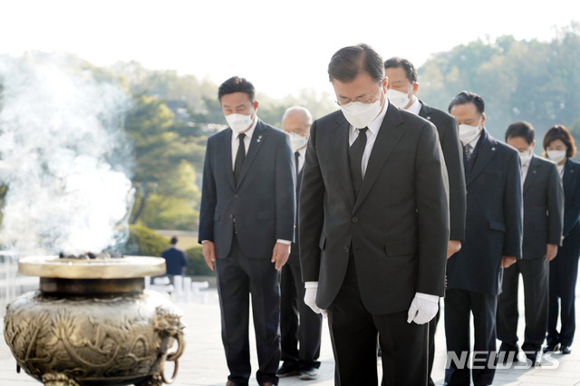 [서울=뉴시스]박영태 기자 = 문재인 대통령이 19일 오전 서울 강북구 국립 4.19 민주묘지 기념탑에서 묵념하고 있다. 2021.04.19. since1999@newsis.com