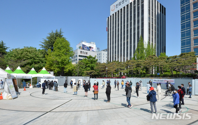 [대구=뉴시스]이무열 기자 = 대구 지역 코로나19 확진자가 24명으로 집계된 19일 오전 대구 중구 국채보상운동기념공원에 마련된 임시선별검사소에서 시민들이 검사를 받기 위해 줄 서 기다리고 있다. 2021.04.19. lmy@newsis.com
