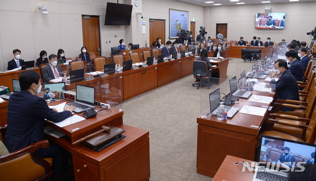 [서울=뉴시스]김진아 기자 = 19일 오전 서울 여의도 국회에서 열린 제 2차 산업통상자원중소벤처기업위원회 전체회의. (공동취재사진) 2021.04.19. photo@newsis.com