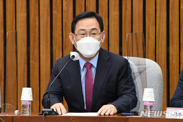 [서울=뉴시스]김진아 기자 = 주호영 국민의힘 대표 권한대행이 19일 오전 서울 여의도 국회에서 열린 시·도당위원장 회의에 참석해 인사말을 하고 있다. (공동취재사진) 2021.04.19. photo@newsis.com