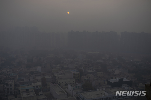[뉴델리=AP/뉴시스]2021년 1월2일 인도 뉴델리 외곽에 공해가 가득한 대기 사이로 해가 뜨고 있다. 세계에서 가장 오염된 도시 인도 수도 델리에 사는 시민들의 수명이 대기오염으로 거의 10년 단축될 수 있다고 미국의 시카고대학 에너지정책연구소(EPIC)가 밝혔다고 영국 BBC가 14일 보도했다. 2022.6.14