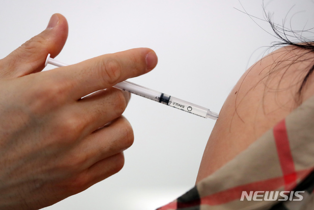 [서울=뉴시스]고승민 기자 = 아스트라제네카 백신 접종을 위탁받은 민간 병원이 정해진 직종 종사자를 대상으로 접종 업무를 시작한 19일 접종센터가 있는 서울 양천구의 한 병원에서 돌봄시설 종사자들이 백신을 접종하고 있다. 2021.4.19. kkssmm99@newsis.com